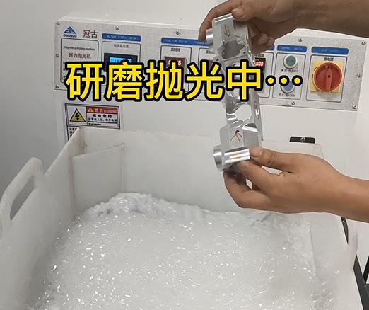 正在CNC機加工鋁合金零部件去毛刺去刀紋
